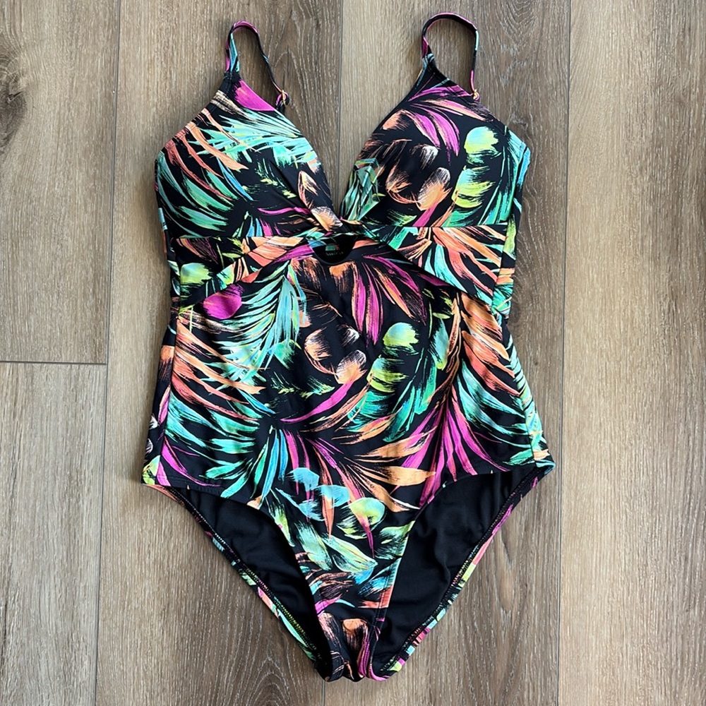 Gorgeous one piece bathing suit   NWOT